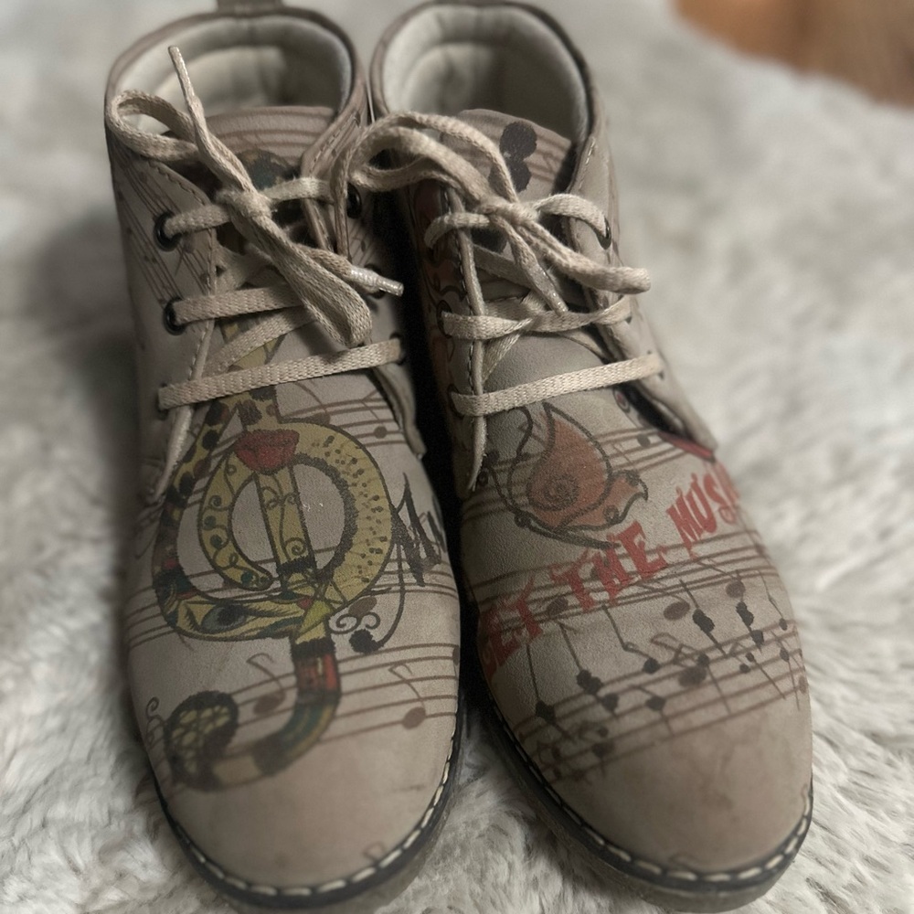 Goby “Let The Music Play” Booties Size 40